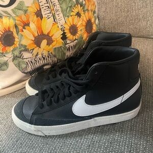 Mens black Nike high tops.  Size 7.5 .  Excellent condition.